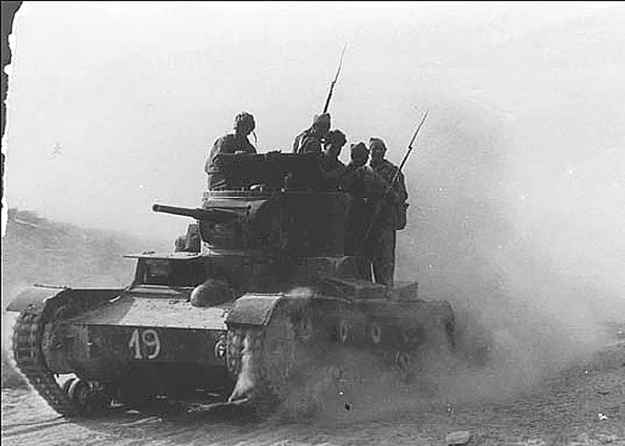 Советский танк Т-26, поставляемый республиканцам от СССР