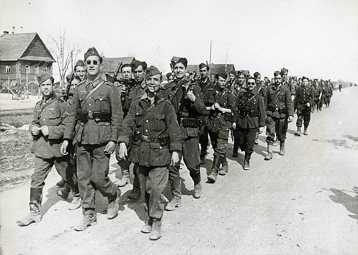 Бойцы испанской Голубой дивизии возвращаются с Восточного фронта