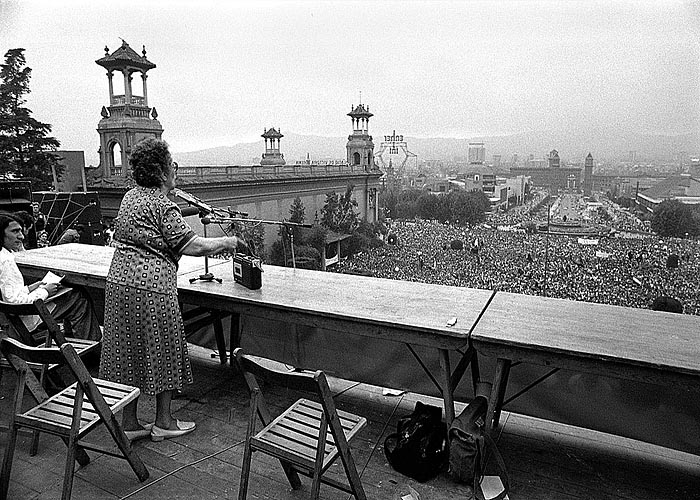 Федерика Монтсени - председатель Национальной конфедерации труда выступает на  митинге в Барселоне (1977 г.)