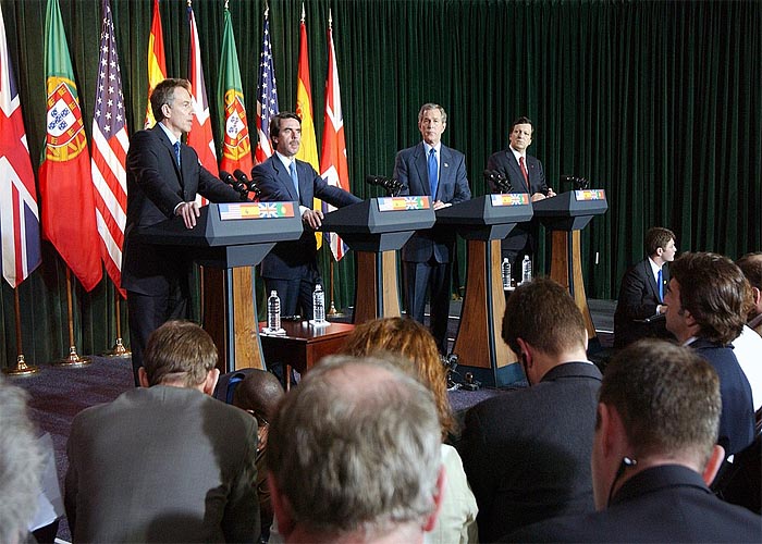 Т. Блэр, Х. М. Аснар, Дж. Буш и Д. Баррозу во время пресс-конференции на Азорских островах 17 марта 2003 года